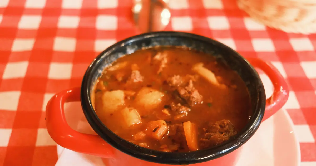 Review Goulash Budapest di Restaurant Gundel, Budapest, Hungaria: Rekomendasi Tempat Makan Terbaik untuk Menikmati Hidangan Legendaris Hungaria